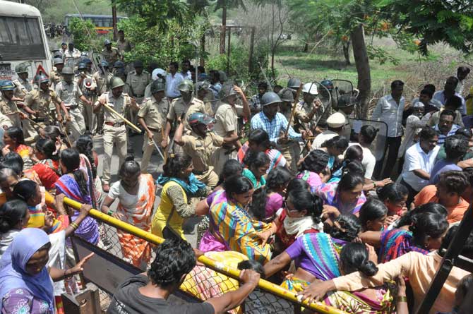 आंदोलनात अनेक महिलाही होत्या. (छायाचित्र - राजेश स्टिफन)