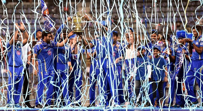 मुंबई इंडियन्सच्या हातामध्ये चषक दिल्यावर 'फटाके'बाजी आणि रोषणाईसह चाहत्यांच्या जल्लोषाने वानखेडे स्टेडियम दणाणून गेले