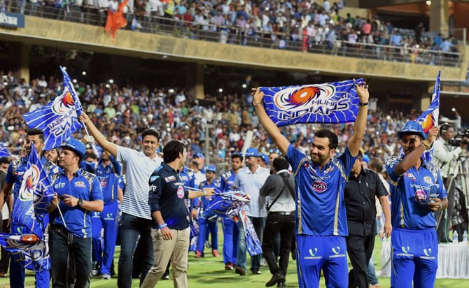 मुंबई इंडियन्सचा वानखेडेवर जल्लोष: हरभजनचा अनोखा अंदाज तर सचिनची मराठमोळी साद