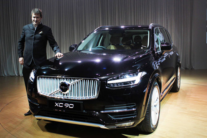 स्विडन बनावटीच्या वॉल्वोने तिच्या स्पोर्टस यूटिलिटी वाहन श्रेणीतील एक्ससी ९० हे वाहन मंगळवारी मुंबईत सादर केले. ( छाया- प्रदीप दास)