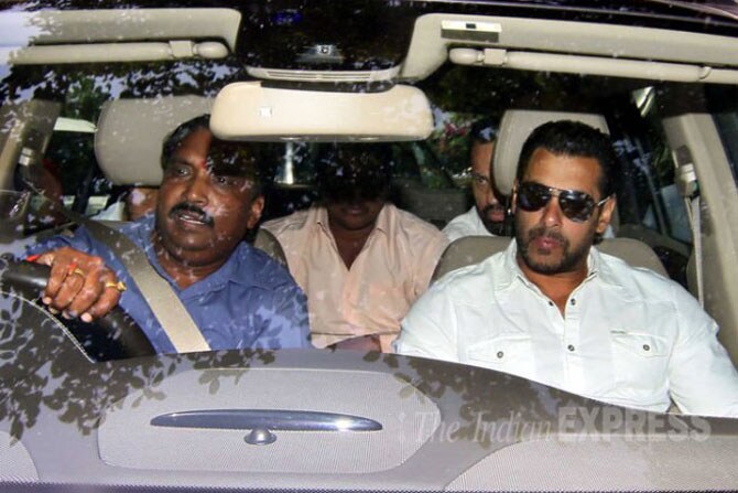 न्यायालयात सलमानला वाचविण्यासाठी खोटी साक्ष देणारा चालक अशोक सिंग याच्याबरोबरच सलमान खान न्यायालयात दाखल झाला. (छाया- वसंत प्रभू)