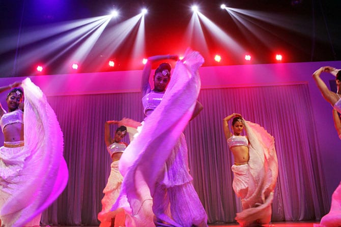 मुंबईतील यशराज स्टुडिओ येथे मंगळवारी शामक दावर डान्स ग्रुपच्या विद्यार्थ्यांनी नृत्याविष्कार सादर केला. ( छाया- प्रदीप दास)