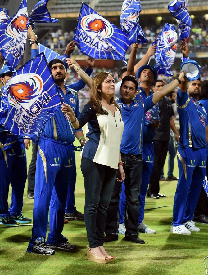 मुंबई इंडियन्सचा वानखेडेवर जल्लोष: हरभजनचा अनोखा अंदाज तर सचिनची मराठमोळी साद