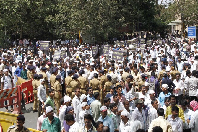 भूसंपादन विधेयकाला विरोध दर्शवत ठाण्याच्या जिल्हाधिकारी कार्यालयावर नागरिकांनी मोर्चा काढला. (छाया- दीपक जोशी)