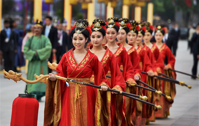 दक्षिण चीनमधील झिआन प्रांतात नरेंद्र मोदींचे पारंपरिक पद्धतीने स्वागत करण्यात आले. (छाया- पीटीआय)