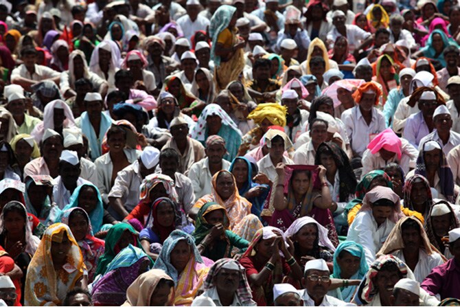 मुंबईतील आझाद मैदान येथे मंगळवारी मार्क्सवादी कम्युनिस्ट पक्षाचे प्रमुख नेते सीताराम येचुरी यांनी आदिवासी मोर्चाला मार्गदर्शन केले. (छाया- प्रशांत नाडकर)