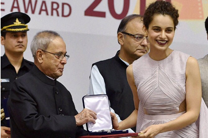 राष्ट्रपती प्रणब मुखर्जी यांच्या हस्ते रविवारी ६२व्या राष्ट्रीय चित्रपट पुरस्कारांचे वितरण करण्यात आले. ‘क्वीन’ चित्रपटातील भूमिकेसाठी कंगना राणावत हिला ‘सवरेत्कृष्ट अभिनेत्री’ पुरस्काराने सन्मानित करण्यात आले. तर सवरेत्कृष्ट चित्रपटाचा मान ‘कोर्ट’ या चित्रपटाला मिळाला. प्रादेशिक भाषांतील सवरेत्कृष्ट ठरलेल्या ‘किल्ला’ चित्रपटातील बालकलाकार पार्थ भालेराव याचाही यावेळी सन्मान करण्यात आला. ‘एलिझाबेथ एकादशी’ला सवरेत्कृष्ट बालचित्रपट पुरस्काराने सन्मानित करण्यात आले. (छाया: पीटीआय)