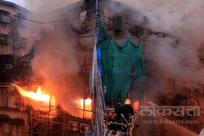 काळबादेवी परिसरात एका जुन्या इमारतीला शनिवारी संध्याकाळी लागलेल्या भीषण आगीच्या बचावकार्यादरम्यान अग्निशमनदलाचे दोन अधिकारी शहीद झाले(छाया- गणेश शिर्सेकर)