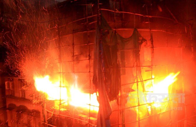 अग्निशमन दलाचे संजय राणे आणि महेंद्र देसाई हे दोन अधिकाऱी आगीमध्ये होरपळल्यामुळे मृत्युमुखी पडले. (छाया- गणेश शिर्सेकर)