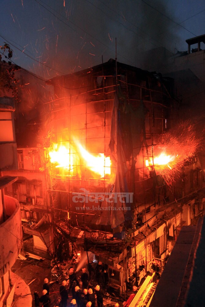 आगीने रौद्ररूप धारण केल्याने इमारतीचा काही भाग कोसळला असून, त्या ढिगाऱ्याखाली अग्निशमन दलाचे दोन अधिकारी अडकले. जखमींपैकी एका अधिकाऱ्याची प्रकृती चिंताजनक आहे. (छाया- गणेश शिर्सेकर)