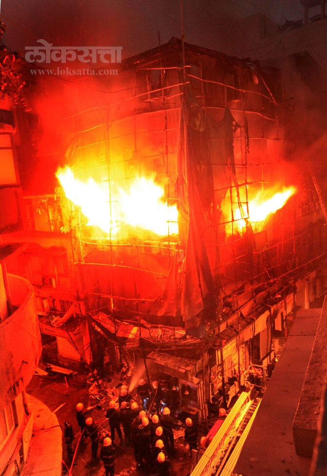 सहा तासांनंतर रात्री उशिरा आग आटोक्यात आली. (छाया- गणेश शिर्सेकर)