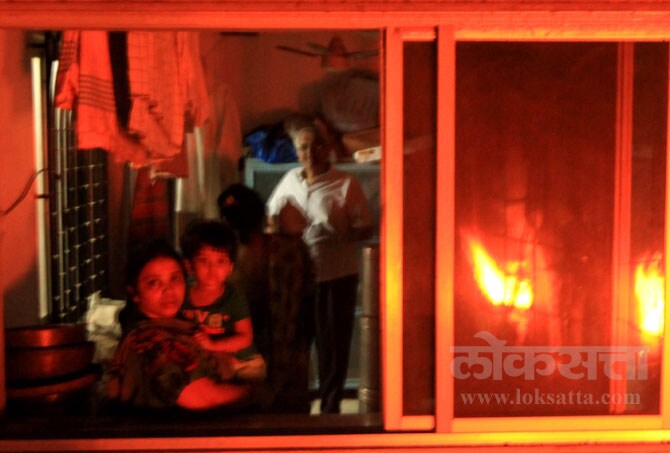 आग विझविण्यासाठी सुरुवातीला अग्निशमन दलाच्या आठ गाडय़ा आणि आठ पाण्याचे टँकर रवाना झाले. मात्र आग आटोक्यात येत नसल्याने इतर अग्निशमन केंद्रांवरील गाडय़ाही मागविण्यात आला. सहा तासांच्या प्रयत्नांनतर रात्री उशिरा अग्निशमन दलाच्या १७ गाडय़ांनी आग आटोक्यात आणली. (छाया- गणेश शिर्सेकर)