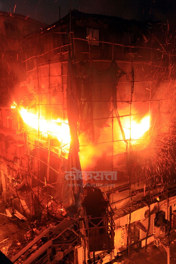 आग विझवण्यासाठी आलेले मुख्य अग्निशमन अधिकारी सुनील नेसरीकर जखमी झाले असून, आग पसरत असतानाच इमारतीचा भाग कोसळू लागला. (छाया- गणेश शिर्सेकर)