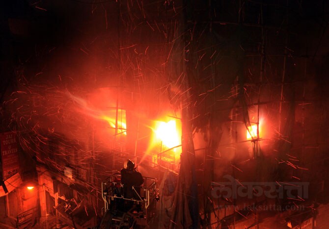 काळबादेवीतील इमारतीमध्ये रहिवाशांची संख्या कमी असल्यामुळे मोठी जीवितहानी टळली. मात्र वित्तहानी मोठय़ा प्रमाणावर झाल्याचा अंदाज आहे. (छाया- गणेश शिर्सेकर)