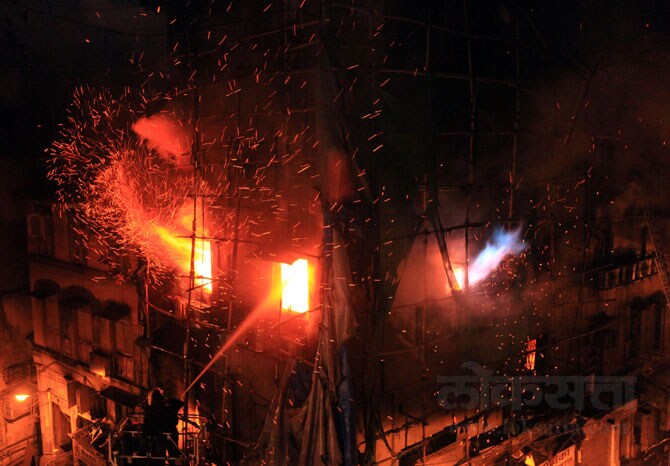 इमारतीत कपडय़ांची दुकाने असल्याने आग झपाटय़ाने पसरल्याचा अंदाज आहे. तिसऱ्या मजल्यावर एक कार्यालय असून, चौथ्या मजल्यावर काही सोनारांची दुकाने आणि दोन कुटुंब राहतात. यातील एक कुटुंब अजमेर येथे गेले असल्यामुळे त्यांचे घर बंद होते. (छाया- गणेश शिर्सेकर)