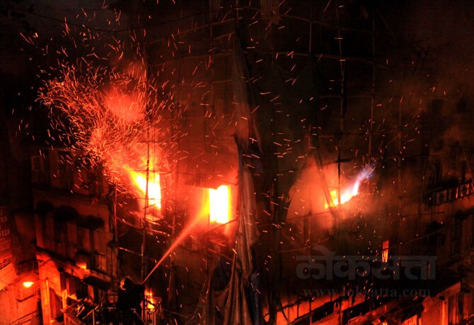 तर दुसऱ्या घरातील पोळ कुटुंबियांना शेजारच्या इमारतीतील सुबोध धुमाळ तरुणाने सुखरूप बाहेर काढले. आगीमुळे इमारतीचा पुढचा भाग पूर्ण कोसळला. इमारतीच्या दुरुस्तीचे काम सुरू होते. (छाया- गणेश शिर्सेकर)