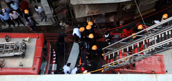 वाहतुकीच्या अडथळय़ांमुळे गाडय़ा पोहचण्यास काहीसा वेळ लागला. पण स्थानिकांच्या म्हणण्यानुसार या परिसरातील रस्ते चिंचोळे, त्यात रस्त्यांच्या दुतर्फा गाडय़ा उभ्या असतात. (छाया- गणेश शिर्सेकर)