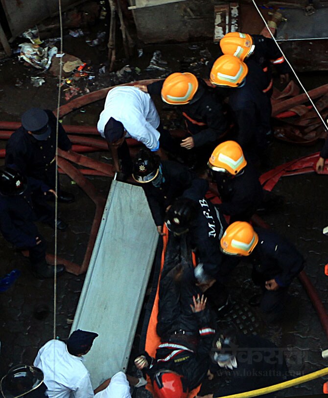 उपमुख्य अग्निशमन अधिकारी आय. एस. अमीन हे गंभीर जखमी झाले. तर अतिरिक्त विभागीय अग्निशमन अधिकारी एस. जी. राणे तसेच महेंद्र देसाई हे ढिगाऱ्याखाली अडकले. यापैकी अमीन आणि देसाई यांना बाहेर काढण्यात आले. मात्र राणे यांना बाहेर काढण्यात रात्री उशिरापर्यंत यश आले नव्हते. (छाया- गणेश शिर्सेकर)