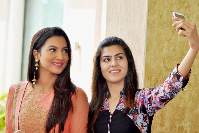 पटियाला येथील एका कार्यक्रमाला अभिनेत्री गोहर खान उपस्थिती होती. त्यावेळी तिच्यासोबत सेल्फी घेताना तरूणीचे टिपलेले छायाचित्र. (छाया-पीटीआय)