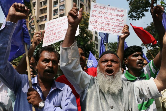 मुंबईतील आझाद मैदान येथे मंगळवारी गोमांसावर घालण्यात आलेल्या बंदीच्या निषेधार्थ मोर्चा काढण्यात आला होता. मात्र, या मोर्चाला निदर्शकांपेक्षा पोलीसांचीच संख्या जास्त होती. ( छाया- अमित चक्रवर्ती)