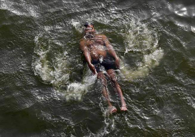 अलहाबाद येथील यमुना नदीत माणूस पोहताना टिपलेले छायाचित्र. (छाया- एपी)