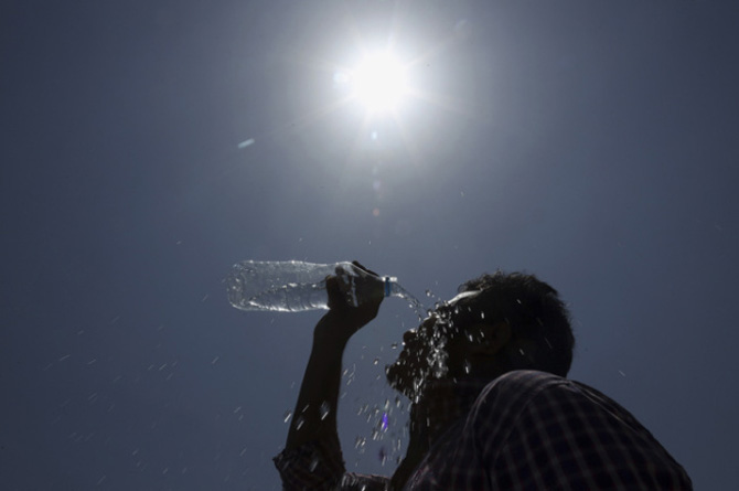 हैदराबादमध्ये उकाडा असह्य झाल्याने चेहऱ्यावर पाणी ओतून घेताना एक माणूस. (छाया- एपी)