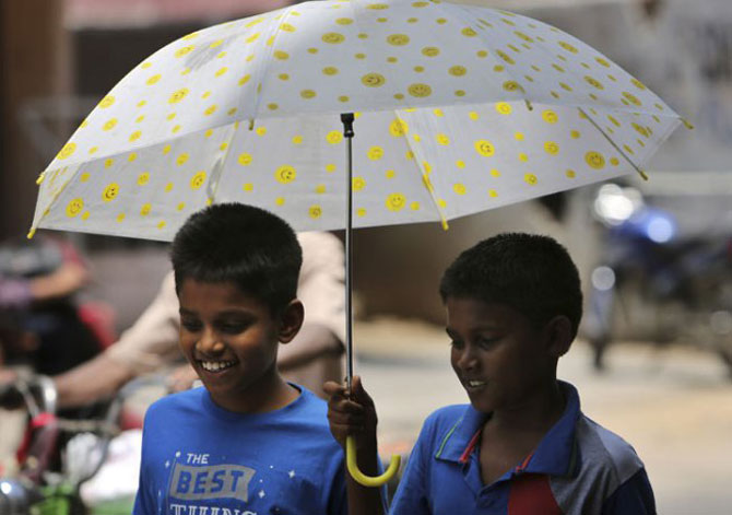 हैदराबादमध्ये तापमानाचा पारा प्रचंड चढल्याने लोकांना छत्री घेऊनच घराबाहेर पडावे लागत आहे. (छाया- एपी)