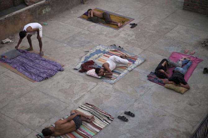 भारतातील इतर शहरांच्या तुलनेत दिल्लीतील उकाडा असह्य असतो. लोकांना रात्रीच्यावेळी घरात झोपणेदेखील अशक्य झाले आहे. त्यामुळे येथील लोकांनी घरांच्या गच्चीवर झोपण्याचा पर्याय निवडला आहे. (छाया- एपी)