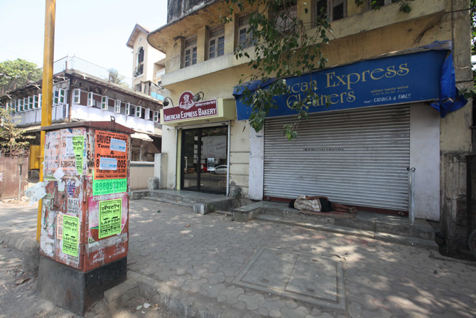 अभिनेता सलमान खानला पाच वर्षांची शिक्षा सुनावण्यात आलेल्या हिट अँड रन खटल्याचे केंद्रस्थान असलेल्या अमेरिकन बेकरीचे बुधवारी टिपण्यात आलेले छायाचित्र. (छाया- दिलीप कागडा)