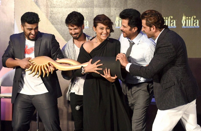 आयफा २०१६ पुरस्काराच्या घोषणाची गुरुवारी मुंबईत एका पत्रकार परिषदेत करण्यात आली. या पत्रकार परिषदेला बॉलीवूड कलाकार सोनाक्षी सिन्हा, शाहिद कपूर, अर्जुन कपूर, अनिल कपूर, हृतिक रोशन उपस्थित होते. त्यावेळी या कलाकारांचा काहीसा असा अंदाज पाहावयास मिळाला. (छायाः पीटीआय)