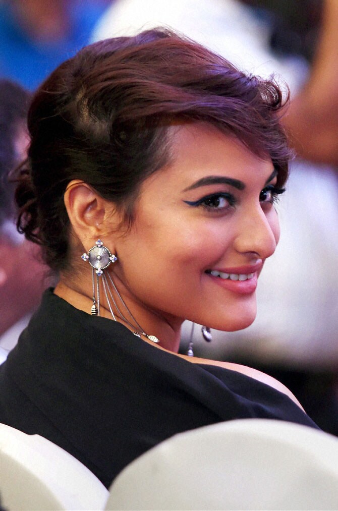 आयफा पुरस्काराठी सोनाक्षी, हृतिक, शाहिद, अर्जुनची खेचाखेच