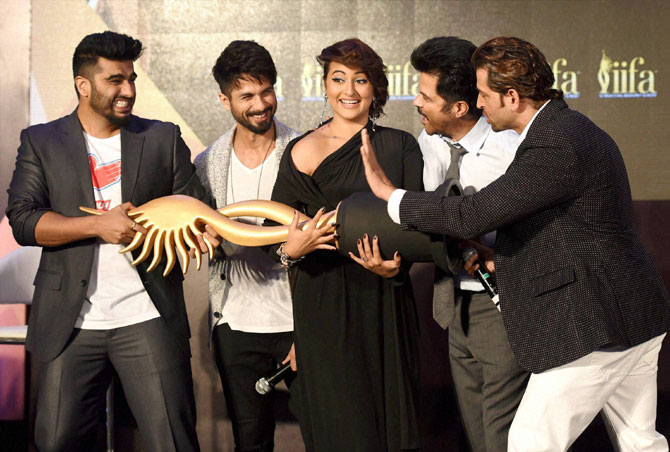आयफा पुरस्काराठी सोनाक्षी, हृतिक, शाहिद, अर्जुनची खेचाखेच