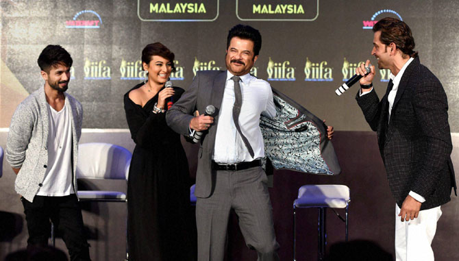 आयफा पुरस्काराठी सोनाक्षी, हृतिक, शाहिद, अर्जुनची खेचाखेच