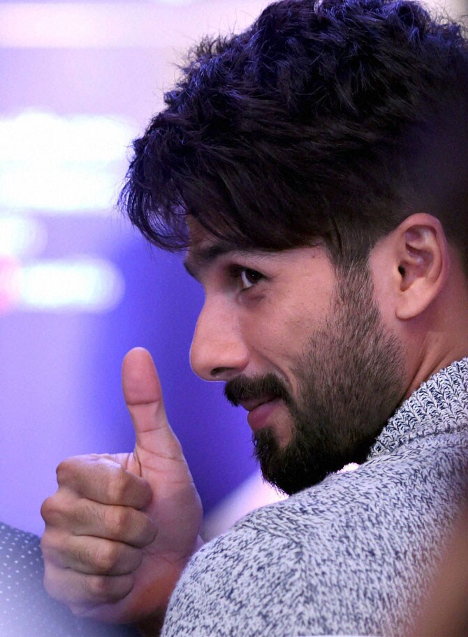 आयफा पुरस्काराठी सोनाक्षी, हृतिक, शाहिद, अर्जुनची खेचाखेच