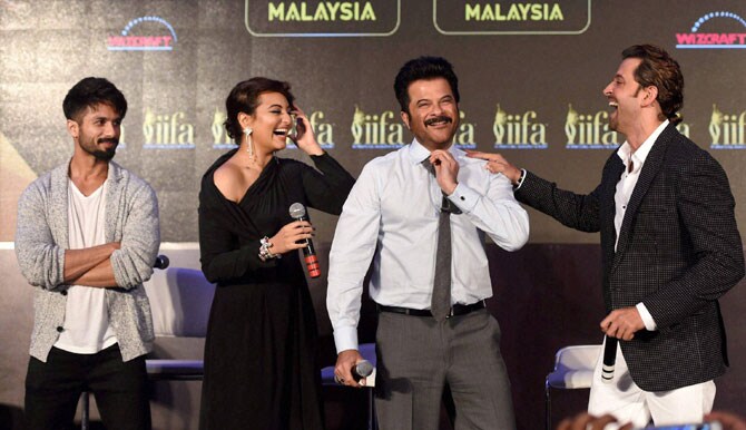 आयफा पुरस्काराठी सोनाक्षी, हृतिक, शाहिद, अर्जुनची खेचाखेच