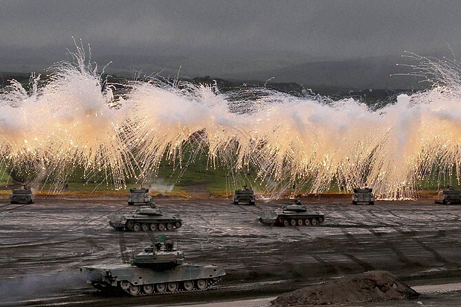 स्व-संरक्षण दलातील प्रकार-८९ या लढाऊ वाहनांनी केलेल्या आतषबाजीचे हे जपानच्या टोकियोमधील हे संग्रहीत छायाचित्र. (छाया-पीटीआय)