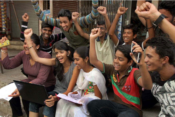 राज्य मंडळाचा बारावीचा निकाल बुधवारी जाहीर झाला. गेल्या वर्षीचा विक्रम मोडीत काढत या वर्षी निकाल वाढला आहे. या वर्षी राज्यातील ९१.२६ टक्के विद्यार्थी उत्तीर्ण झाले आहेत, तर गेल्या वर्षी ही टक्केवारी ९०.०३ अशी होती. (छाया- दिपक जोशी)