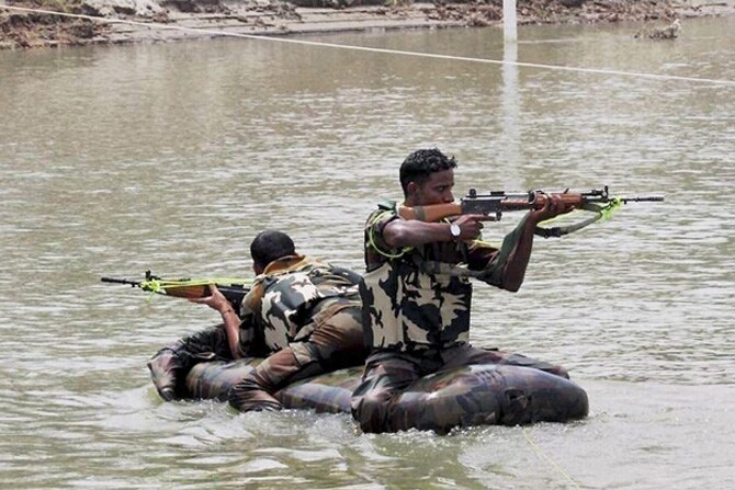 भारतीय सैन्यदलाच्या जालंधर येथे सुरू असलेल्या 'अग्नीबाण' या प्रशिक्षण शिबिरातील दृश्य. (छाया- पीटीआय)