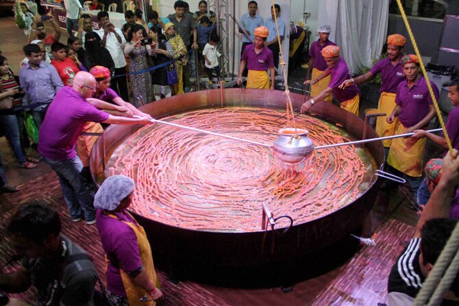 संस्कृती रेस्टारंट, मुंबईच्या आचाऱ्यांनी रविवारी महा-जिलेबी बनवली. गिनीज बुक ऑफ वर्ल्ड रेकॉर्ड मध्ये याआधी २० किग्रॅ महा-जिलेबीच्या विक्रमाची नोंद होती. आधीचा विक्रम मोडत संस्कृतीच्या आचाऱ्यांनी ३७ किग्रॅची महा-महा-जिलेबी बनवून नवा विक्रम केला आहे.(छाया: पीटीआय)