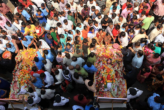 काळबादेवी दुर्घटनेत शहीद झालेले अग्निशमनदलाचे अधिकारी संजय राणे आणि महेंद्र देसाई यांना रविवारी अखेरचा निरोप देण्यात आला. (छाया - गणेश शिर्सेकर)