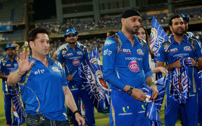 मुंबई इंडियन्सचा वानखेडेवर जल्लोष: हरभजनचा अनोखा अंदाज तर सचिनची मराठमोळी साद