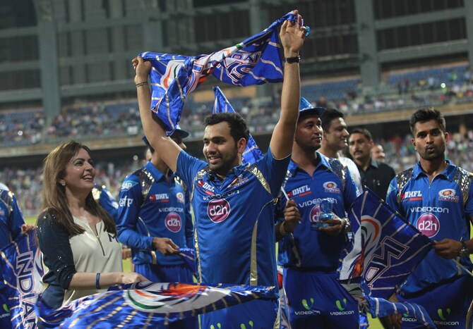 मुंबई इंडियन्सचा वानखेडेवर जल्लोष: हरभजनचा अनोखा अंदाज तर सचिनची मराठमोळी साद