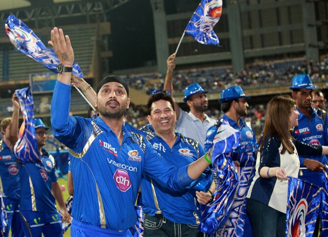 प्रेक्षकांनी मुंबई इंडियन्सपेक्षा 'सचिन.. सचिन..' हाच नारा बुलंद केल्याचे पाहायला मिळाले. हरभजननेही त्याला प्रोत्साहात्मक प्रतिसाद दिला. (छाया- केव्हिन डिसुझा)