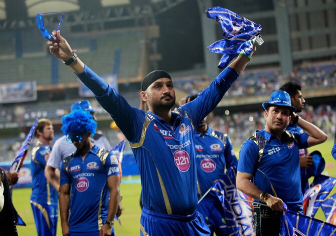 मुंबई इंडियन्सचा वानखेडेवर जल्लोष: हरभजनचा अनोखा अंदाज तर सचिनची मराठमोळी साद