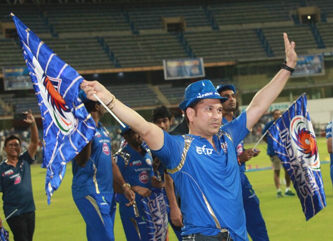 प्रत्येक ठिकाणी सचिनच्याच नावाचा नाद निनादत होता. सचिननेही आपल्या चाहत्यांना नाराज केले नाही. (छाया- केव्हिन डिसुझा)