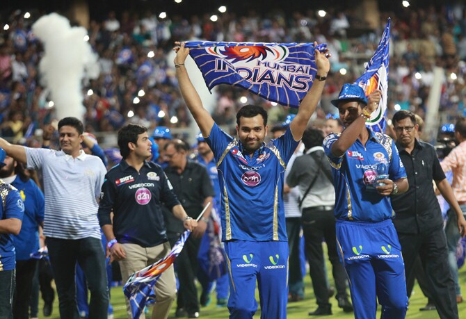 कर्णधार रोहित शर्माच्या नेतृत्त्वाखाळी मुंबई इंडियन्सच्या संघाने वानखेडेवर विजयी फेरी मारली. (छाया- केव्हिन डिसुझा)