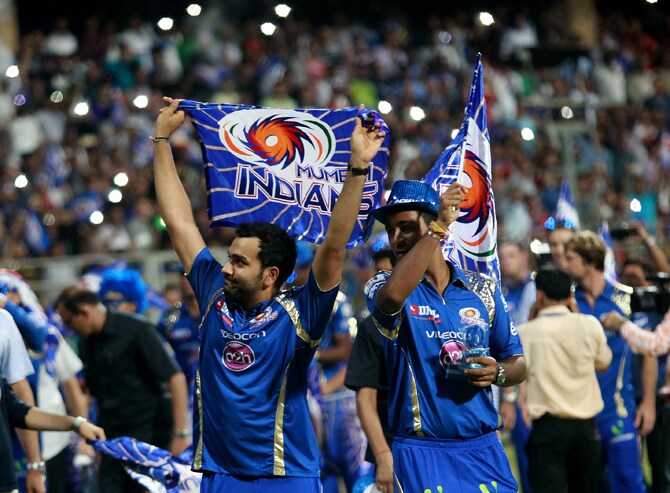 संपूर्ण संघाने स्टेडियमला विजयी फेरी मारत चाहत्यांचे अभिवादन स्वीकारले.