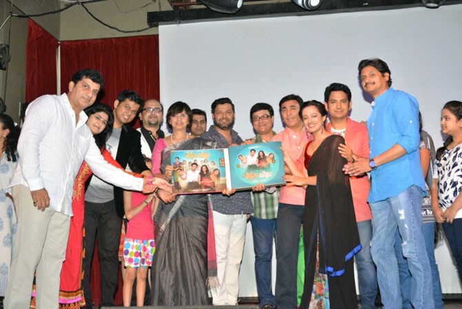 अ पेईंग घोस्ट’ सिनेमाची प्रेक्षक आतुरतेने वाट पाहत आहेत. उमेश कामत आणि स्पृहा जोशी ही गोडजोडी या सिनेमातून पुन्हा एकदा एकत्र बघायला मिळणार आहे. नुकतेच सिनेमाचे म्युझिक लॉंन्च मोठ्या धमाक्यात करण्यात आले.