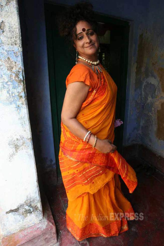 क्षिण कोलकातामध्ये राहणाऱया मनाबी पूर्वी सोमनाथ या नावाने ओळखल्या जायच्या. उत्तर २४ परगणा जिल्ह्यातील नैहाती गावातील एका मध्यमवर्गीय कुटुंबात त्यांचा जन्म झाला. (छायाः शुभम दत्ता)