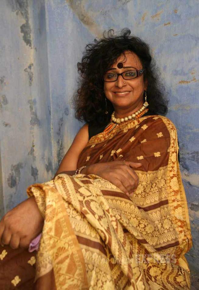 या म्हणाल्या, खूप आनंद तर झाला आहेच. पण या घटनेनंतर माध्यमांनी माझ्यावरच लक्ष केंद्रित केल्यामुळे थोडेसे गोंधळल्यासारखेही झाले आहे. मला खूप फोन येताहेत. देशातील लिंगपरिवर्तित व्यक्तींच्या चळवळीला पुढे नेण्याच्या दृष्टीने माझे यश खूप मोठे असल्याचे मला समजते आहे. पण सध्यातरी केवळ महाविद्यालयातील विद्यार्थ्यांवरच मी लक्ष केंद्रित करणार आहे. (छायाः शुभम दत्ता)